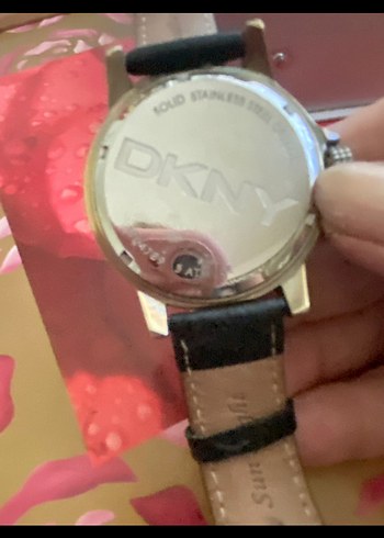  Beden Altın Renkli DKNY Kadın Saat taşlar cam altında.