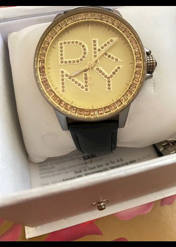 Altın Renkli DKNY Kadın Saat taşlar cam altında.