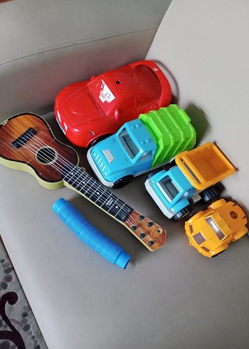 Renkli Oyuncak Arabalar ve Mini Gitar - Görsel 3