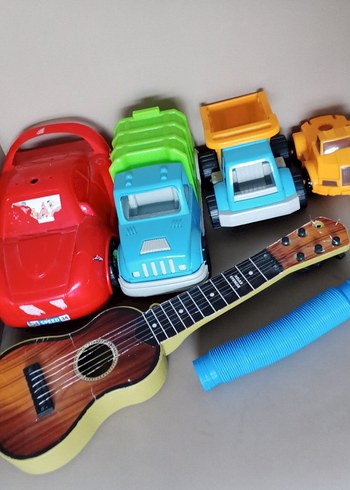 Renkli Oyuncak Arabalar ve Mini Gitar - Görsel 2