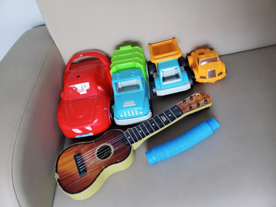 Renkli Oyuncak Arabalar ve Mini Gitar - Görsel 2