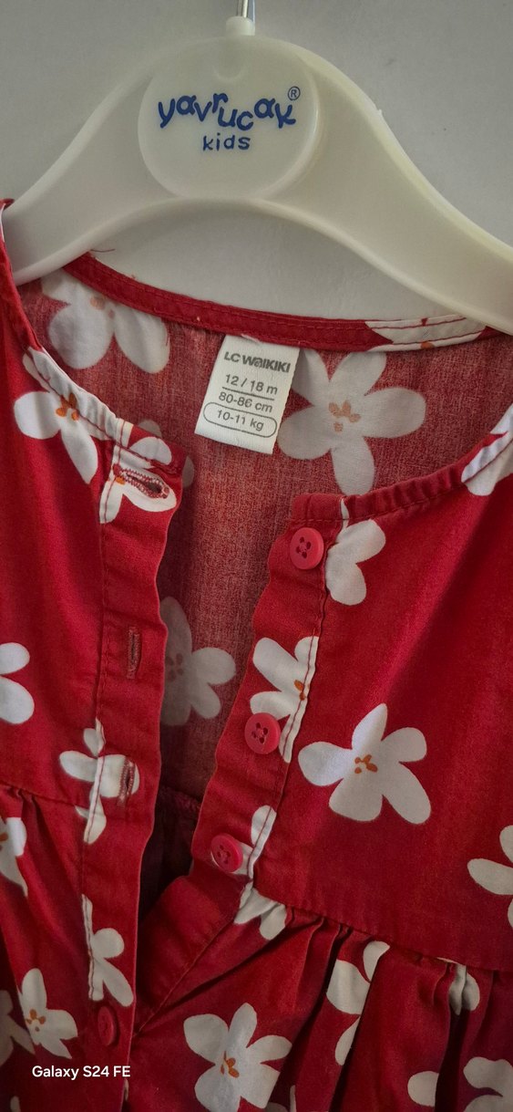 Kız Çocuk Kırmızı Çiçekli Düğmeli Elbise - Görsel 4