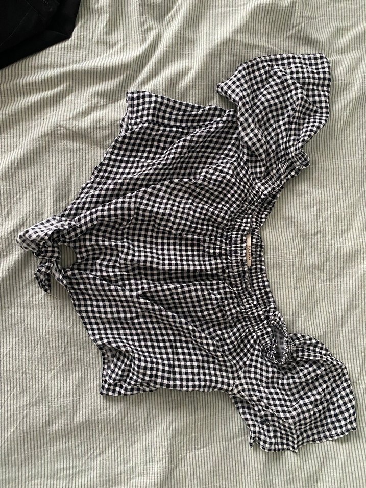 siyah beyaz kareli fırfırlı bluz pull and bear - Görsel 2