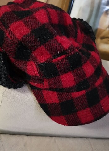  Beden kırmızı Renk Marks&Spencer kışlık yün şapka. Çitcitlarla İster kulakli ister 