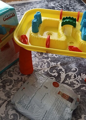 Kum ve Su oyunu aktivite masası ile oyun kumu 