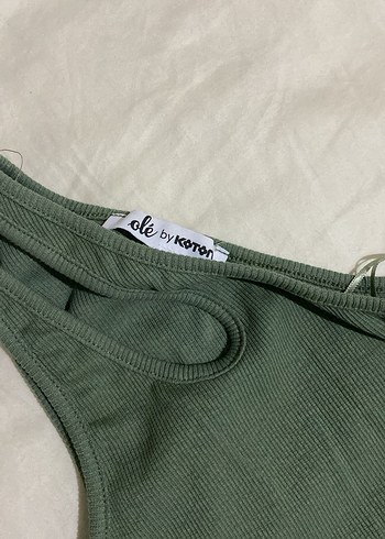 Yeşil Yüksek Yakalı Kadın Atlet - Görsel 2