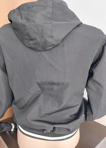 Astarli siyah Crop top yağmurluk - Görsel 5