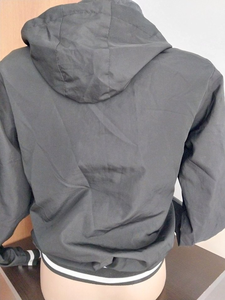 Astarli siyah Crop top yağmurluk - Görsel 5