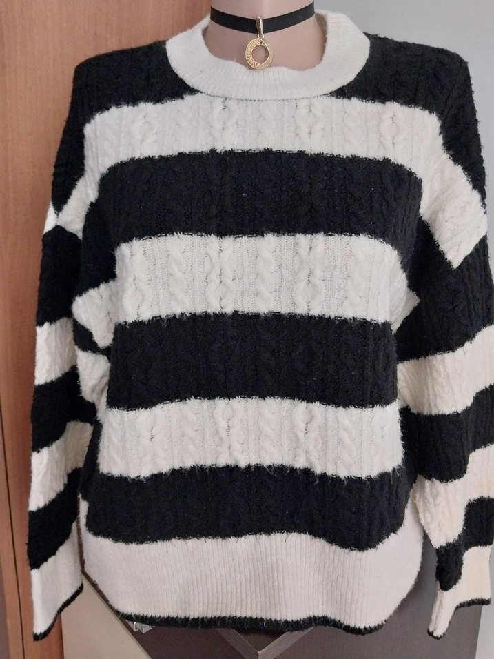 Siyah ekru yumuşacık dokulu şık kazak - Görsel 2