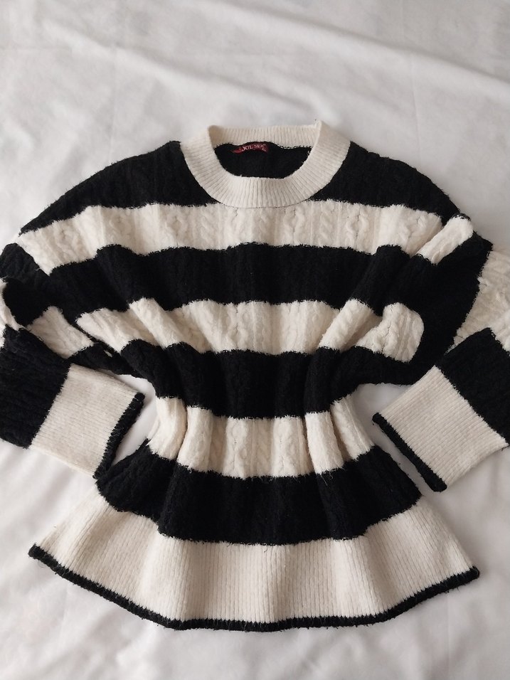 Siyah ekru yumuşacık dokulu şık kazak - Görsel 4