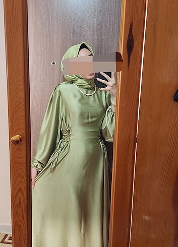 Belden Britli Yeşil Elbise