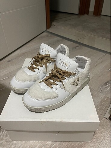 37 Beden beyaz Renk Guess sneaker