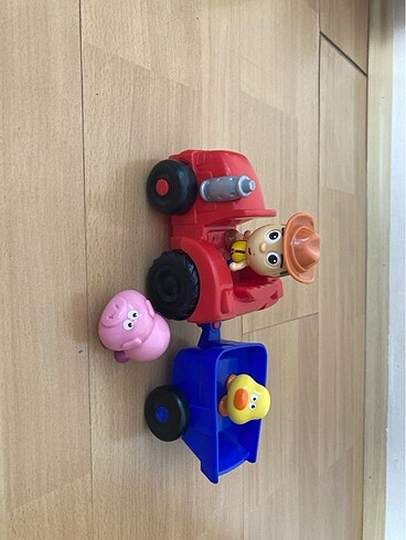 Çiftçi traktör ve hayvanları