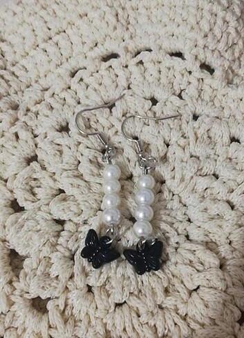 Siyah kelebek detaylı inci gotik küpe