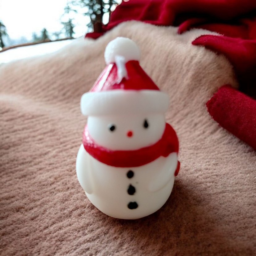 Kırmızı Şapkalı Beyaz Kar Adam Figür - Görsel 3