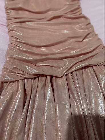 parlak tül drape detaylı straplez elbise