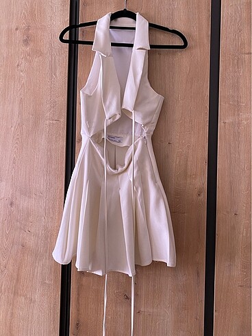 Bershka BERSHKA VİRAL BEYAZ ELBİSE