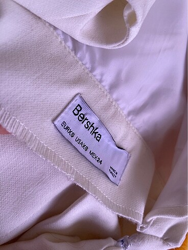 xs Beden beyaz Renk BERSHKA VİRAL BEYAZ ELBİSE