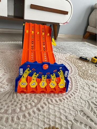 Beden Hotwheels kıvrılan 5 ki yarış pisti