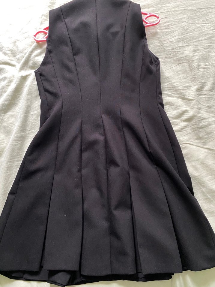 Siyah Mini Kesim Düğmeli Kolsuz Elbise - Görsel 4