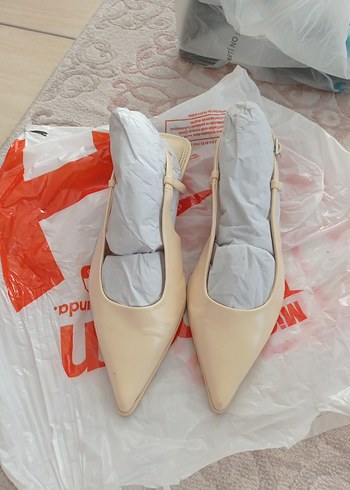 Bershka Beyaz Tokalı Stiletto Topuklu Kadın Abiye Ayakkabı