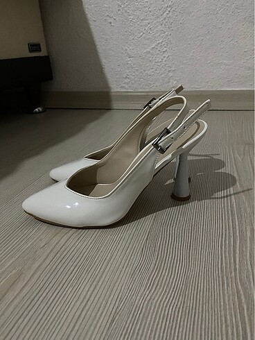 Klasik stiletto ayakkabı arkası açık