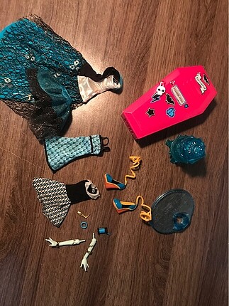 Monster High figürleri elbise ayakkabı