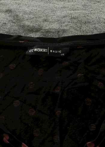 V Yaka Siyah Tişört - Görsel 2