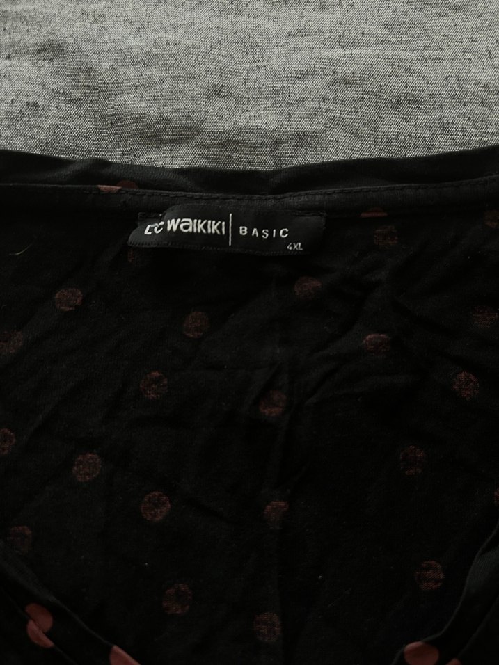 V Yaka Siyah Tişört - Görsel 2