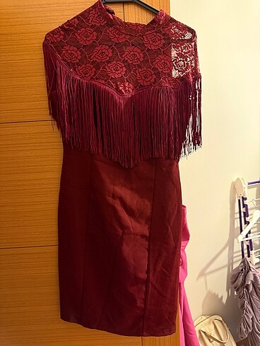 Bordo püskül ve dantel detaylı elbise