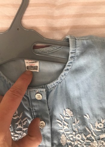 Nakışlı Düğmeli Kız Denim Elbise - Görsel 3