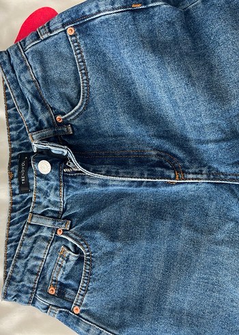 Renkli Baskılı Mavi yırtık kot pantolon. - Görsel 4