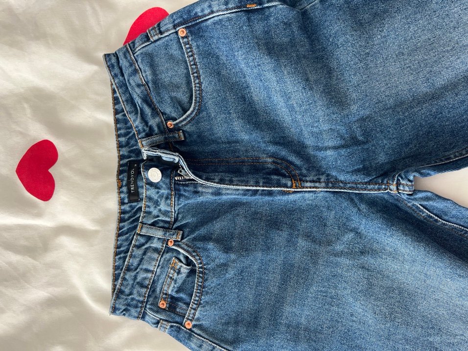 Renkli Baskılı Mavi yırtık kot pantolon. - Görsel 4