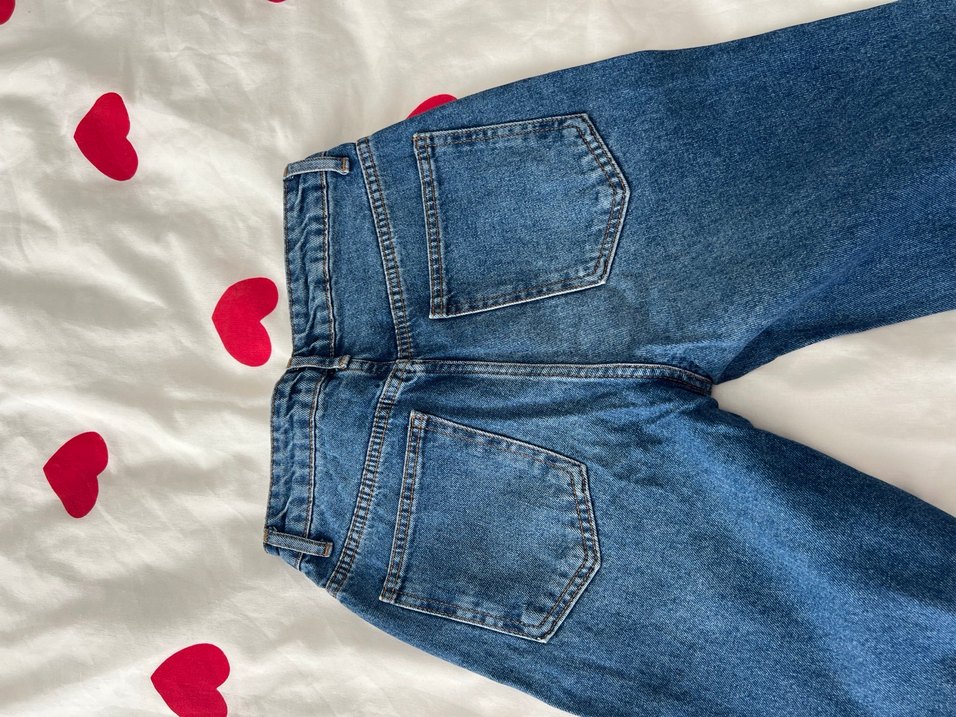 Renkli Baskılı Mavi yırtık kot pantolon. - Görsel 3