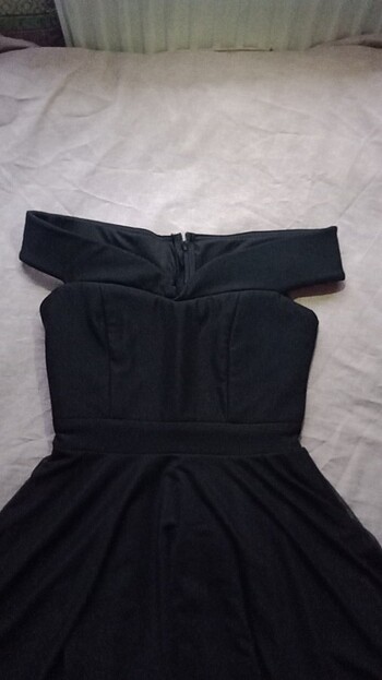 Siyah kayık yaka elbise