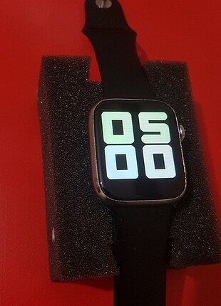 iwatch 6 + siri özelliği ve 2 yan tuşu aktiftir
