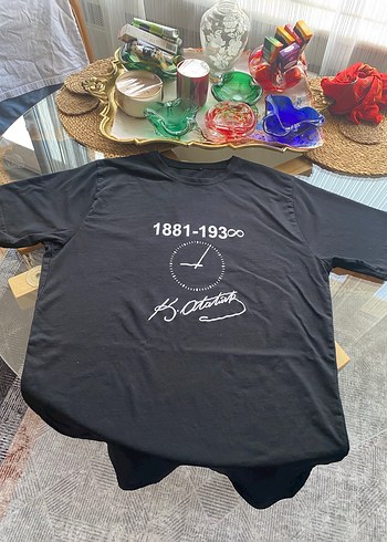 Nike Kisa Kollu Siyah Baskili Ataturk Tisortu