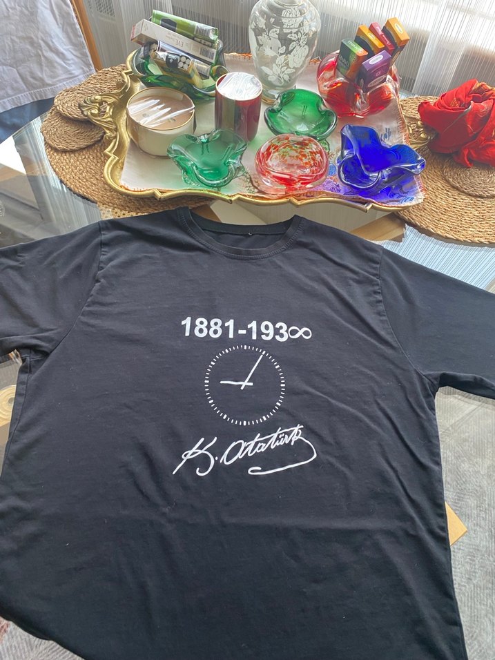 Kısa Kollu Siyah Baskılı  Atatürk Tişörtü — görsel 2/5