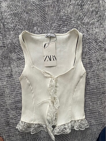 Zara bluz dantelli kolsuz