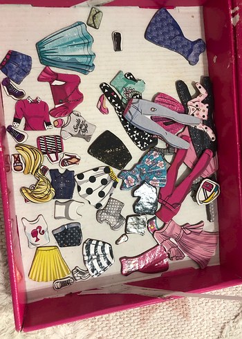  Barbie ve Arkadaşları Manyetik Kıyafet Giydirme Oyunu