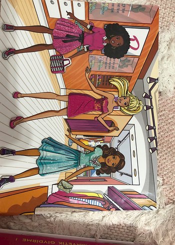  Beden Renk Barbie ve Arkadaşları Manyetik Kıyafet Giydirme Oyunu