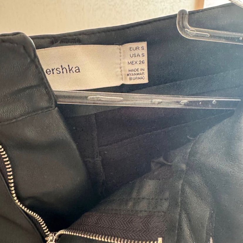 Bershka Kadın Siyah Deri Pantolon - Görsel 4