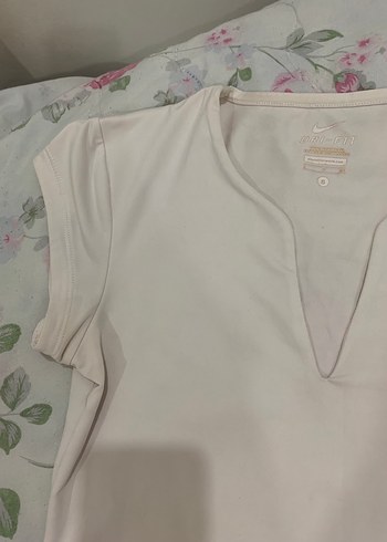 NİKE ORİJİNAL Beyaz V Yakalı Kısa Kollu Kadın Tişört - Görsel 4