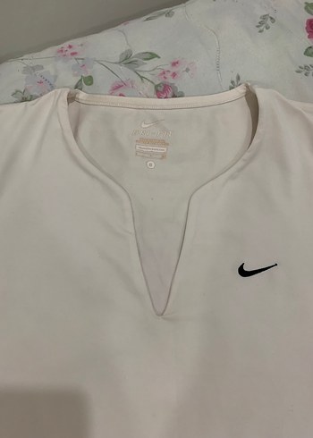 NİKE ORİJİNAL Beyaz V Yakalı Kısa Kollu Kadın Tişört - Görsel 3