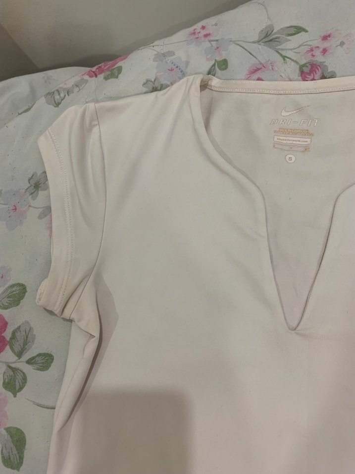 NİKE ORİJİNAL Beyaz V Yakalı Kısa Kollu Kadın Tişört - Görsel 4