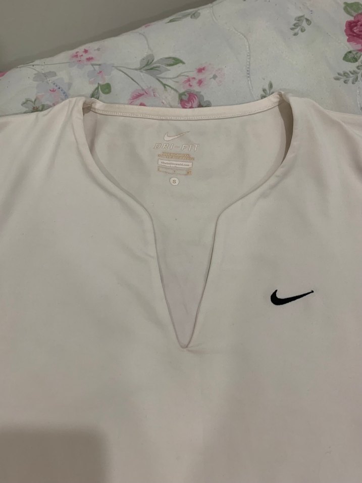 NİKE ORİJİNAL Beyaz V Yakalı Kısa Kollu Kadın Tişört - Görsel 3