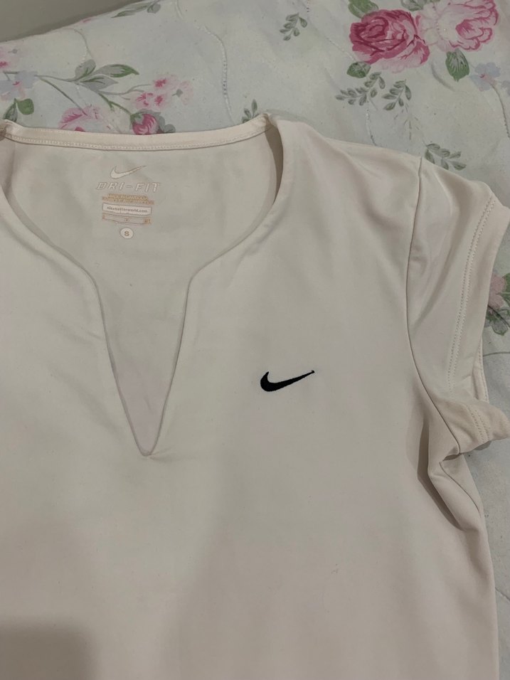 NİKE ORİJİNAL Beyaz V Yakalı Kısa Kollu Kadın Tişört - Görsel 2