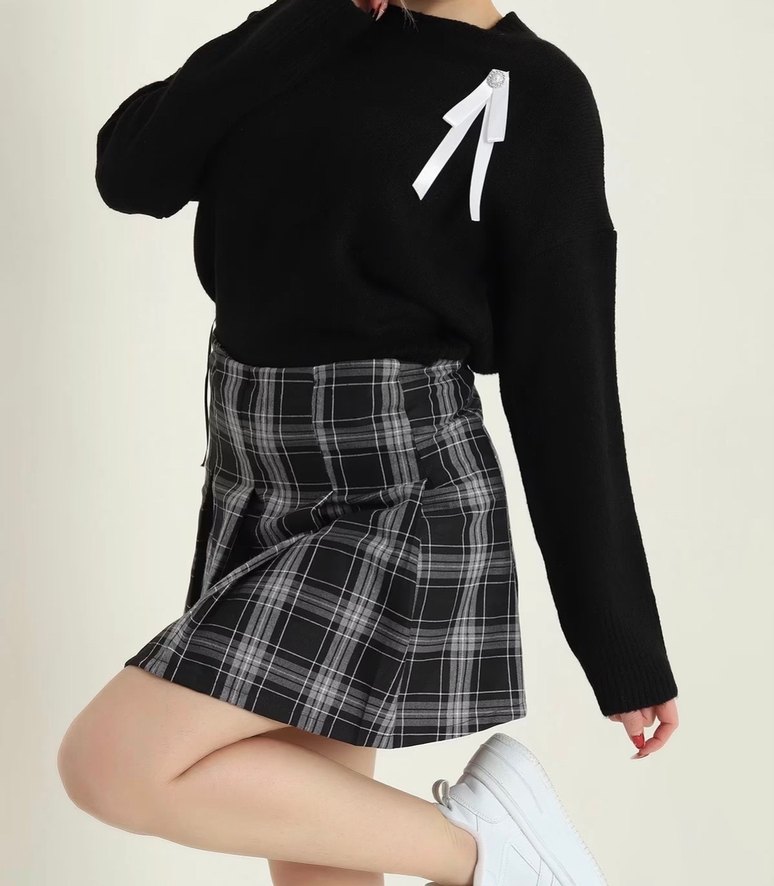 Siyah Broş Detay Triko Kazak - Görsel 3