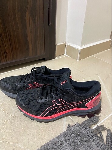 İki Asics Ayakkabı