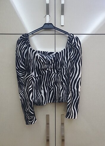 Zebra desenli bluz öpücük yaka